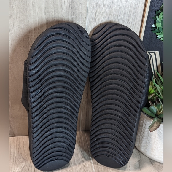 2017 Nike Junior Black White Kawa Slides Sandals Juniors size 6 - Picture 12 of 12
